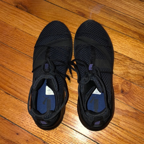 Puma Shoes - Lightly worn Puma sneakers! Puma Shoes - Lightly worn Puma sneakers!